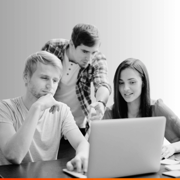 team collega's aan het werk_laptop