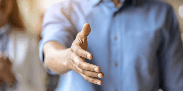 foto van een persoon (deels te zien) met uitgestoken hand