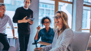 groepje mensen luisteren naar een persoon in een kantoorruimte