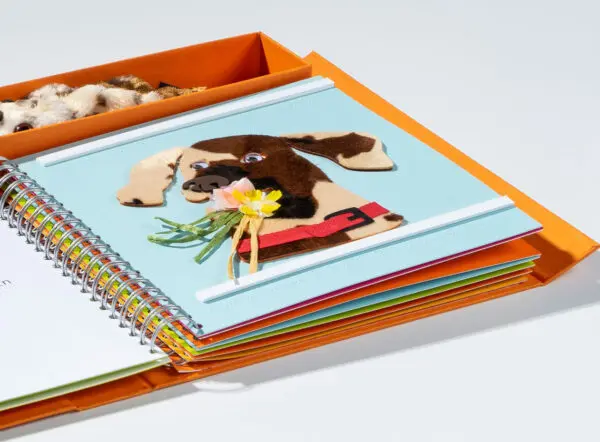 pagina met een afbeelding van een hond die is opgebouwd uit verschillende stukjes vilt