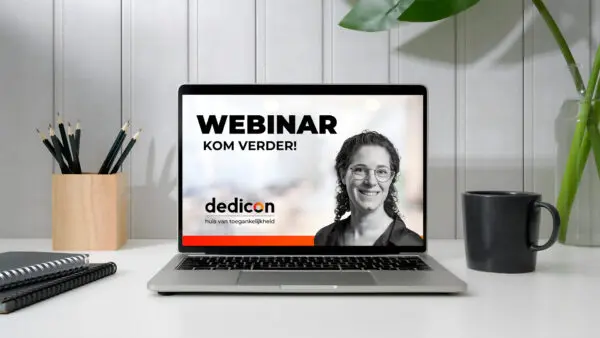 afbeelding van een laptop met daarop een beginscherm van een Dedicon-webinar. Tekst: WEBINAR KOM VERDER!, logo en portret Rieke Vullings
