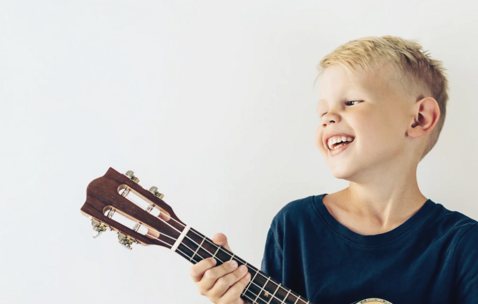 Jongen bespeelt ukelele