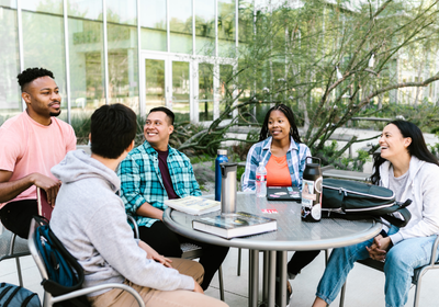 Groepje studenten in gesprek