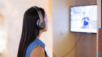 persoon met koptelefoon kijkt op een grootscherm dat is verbonden aan de koptelefoon