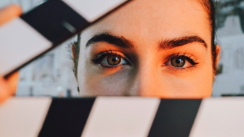 close-up van ogen kijkend door een open klapbord